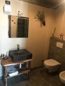 A bathroom at La Meizon de Sara Még 1 kép