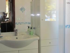 a bathroom with a sink and a mirror at Bed&Breakfast Le Valli del Cerrano in Pineto
