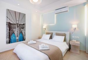 pokój hotelowy z 2 łóżkami i obrazem na ścianie w obiekcie Christina Beach Hotel w Chanii +37 zdjęć