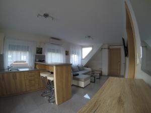 Kuchyň nebo kuchyňský kout v ubytování Mandula Apartmanok