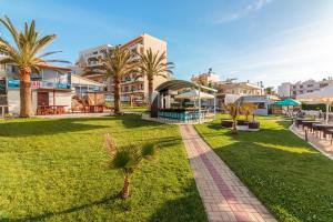 park z palmami i budynkami w obiekcie Christina Beach Hotel w Chanii