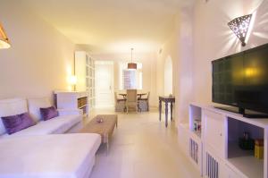 a living room with a couch and a flat screen tv at Apartamento Alicate Playa in Marbella