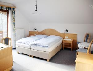 Postel nebo postele na pokoji v ubytování Gasthof Alte Tanne