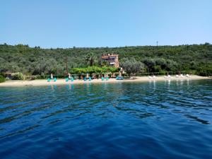 a view of the beach from the water at Bella Vista in Yi&aacute;ltra
