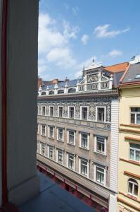 プラハにあるApartment Skorepka 4の窓から大きな建物を望めます。