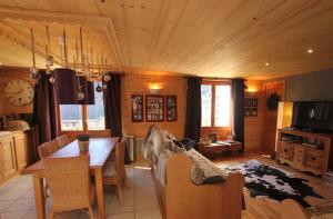 Televisyen dan/atau pusat hiburan di 65m2 - balcon et vue sur les Aravis