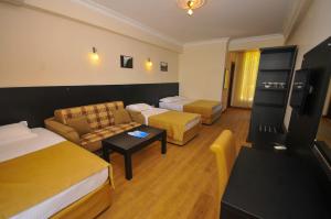 Rúm í herbergi á Hotel Neptun Kvariati