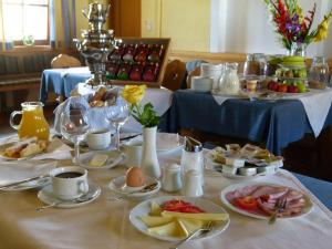 Makanan di atau di tempat lain dekat hotel