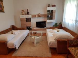een woonkamer met 2 bedden en een tafel bij Apartment Marija & Iko in Trogir