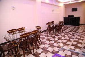 um grupo de mesas e cadeiras numa sala em Hotel For You em Yerevan