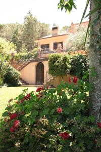 a large garden with flowers in it at Villa Clementine in Piazza Armerina