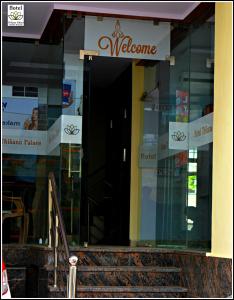 eine Tür zu einem Laden mit einem Willkommensschild darauf in der Unterkunft Hotel Thikana Palace in Jaipur