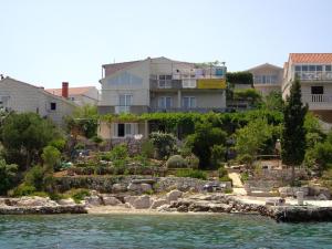 dom na brzegu zbiornika wodnego w obiekcie Soline accommodation w Korčuli