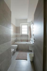 La salle de bains est pourvue de 2 toilettes, d'une baignoire et d'un lavabo. dans l'établissement Albergo San Maurizio, à Turin