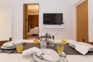 Televízia a/alebo spoločenská miestnosť v ubytovaní Cozy apartment Josipa
