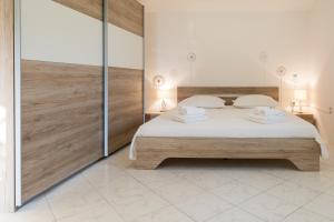 - une chambre avec un grand lit et des draps blancs dans l'établissement Cozy apartment Josipa, à Privlaka