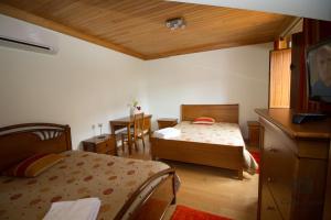 A bed or beds in a room at Casa da Ribeirinha