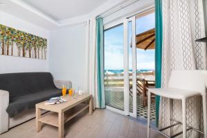 salon z kanapą i widokiem na ocean w obiekcie Christina Beach Hotel w Chanii