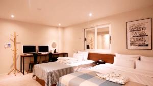 Un pat sau paturi într-o cameră la Vins 70 Hotel