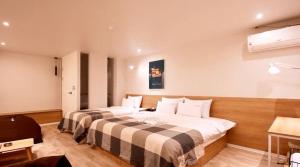 سرير أو أسرّة في غرفة في Vins 70 Hotel