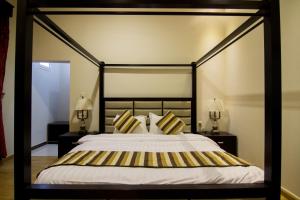 a bedroom with a black and yellow canopy bed at Shaza Al Khamis شذا الخميس in Khamis Mushayt