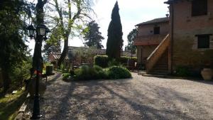 dom z światłem ulicznym przed podjazdem w obiekcie Agritur Villa Osvaldo Castiglione del Lago Perugia Colazione Piscina acqua salata w mieście Castiglione del Lago
