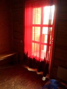 LēnaBrīvdienu māja Slugas的窗户,有红色窗帘