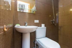 La salle de bains est pourvue de toilettes et d'un lavabo. dans l'établissement Pop Art Studio Apartment, à Tbilissi