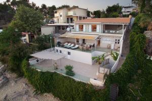 z góry widok na dom na plaży w obiekcie Infinity Beach House in Kefalonia w mieście Argostoli