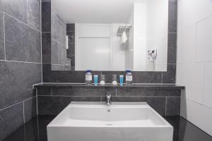 Kopalnica v nastanitvi Bastion Hotel Zoetermeer + 16 fotografij
