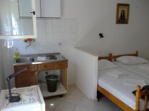 małą kuchnię z łóżkiem i zlewem w obiekcie Soline accommodation w Korčuli
