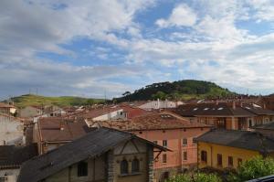 a view of a town with houses and a mountain at Vista a la montaña Briviesca in Briviesca