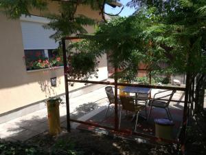 A balcony or terrace at Dudi Apartman