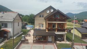 un bâtiment avec des fleurs sur ses balcons dans l'établissement Guest House Mijić, à Korenica