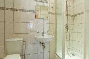 La salle de bains est pourvue de toilettes, d'un lavabo et d'une douche. dans l'établissement Hapi, à Jurmala
