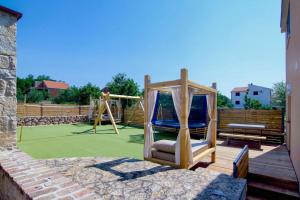 Ο χώρος παιχνιδιού για παιδιά στο Villa Zubak