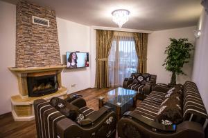 een woonkamer met banken en een open haard bij Boutique Apart Hotel Versis in Sunny Beach