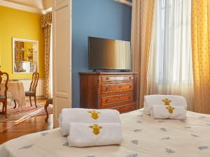 パレルモにあるDimora dei Leoni- Suiteのベッドルーム1室(ベッド1台、白いタオル2枚付)