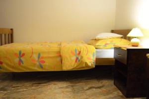 sypialnia z łóżkiem z żółtą kołdrą w obiekcie Apartment Racing w mieście Beli Manastir