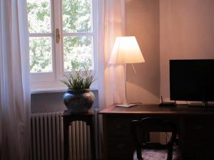 A television and/or entertainment centre at Le Porte di Marzo