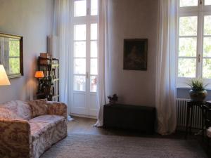 A seating area at Le Porte di Marzo