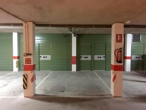 un aparcamiento vacío con puertas verdes de garaje en Charming Escarrilla en Escarrilla