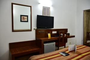 TV a/nebo společenská místnost v ubytování Hotel Windsor Castle Cyber City