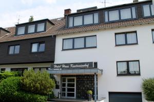 un edificio blanco con un cartel que lee restaurante de la casa del parque en Haus Kastanienhof, en Mülheim an der Ruhr