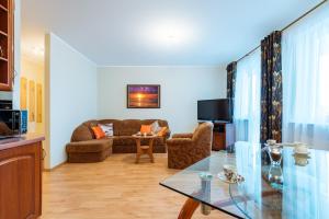 a living room with a couch and a table at Apartament Morski in Kołobrzeg