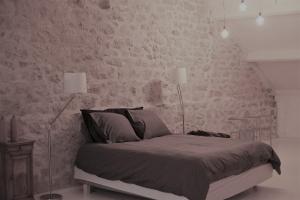 1 dormitorio con 1 cama con 2 lámparas en Champ de la Fontaine, en Brassy