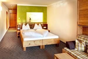 Postel nebo postele na pokoji v ubytování Fish'Inn Zell - Hotel Fischerwirt