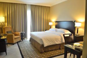 Postel nebo postele na pokoji v ubytování Sheraton Khalidiya Hotel