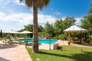 Bazén v ubytování Mas Du Roc Bed & Breakfast nebo v jeho okolí