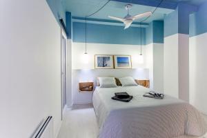 バレンシアにあるValencia Flat Rental Historical Centerの青い天井のベッドルーム1室(大型ベッド1台付)